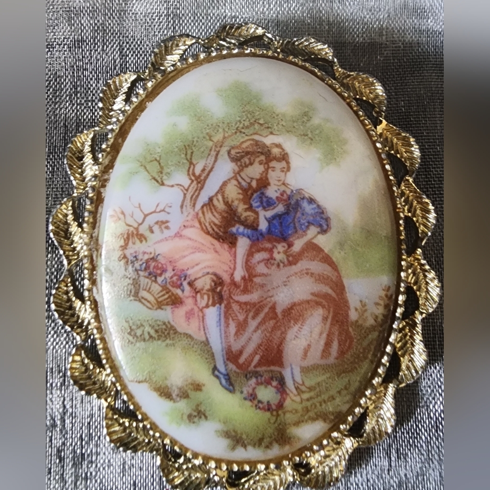 Vintage Gold Framed Cameo Brooch.